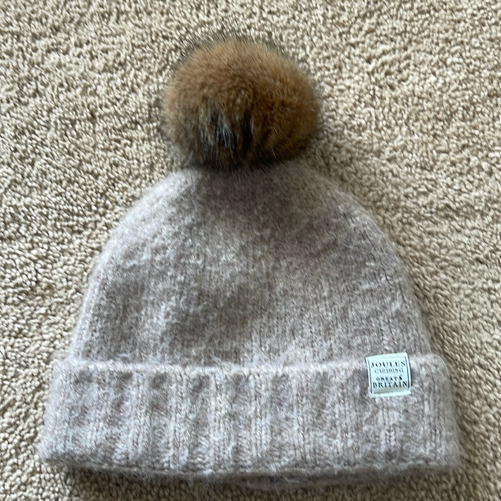 Joules ‘toasty’ beanie in Oat color with faux fur bobble OS
